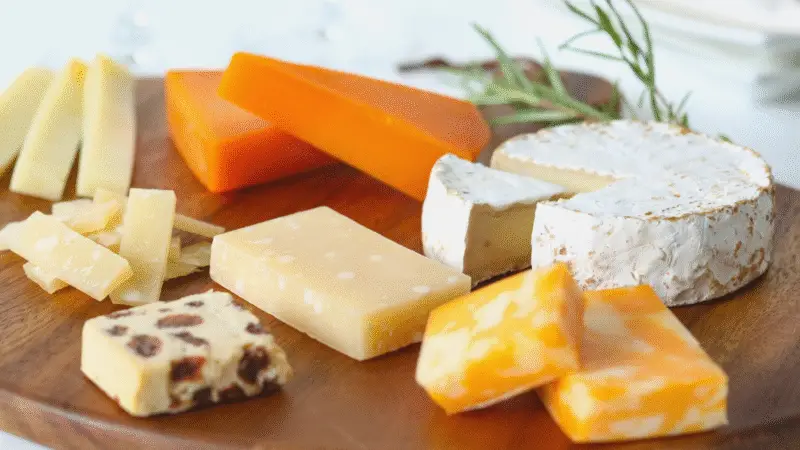 Diabéticos podem comer queijo? Conheça 6 opções seguras!