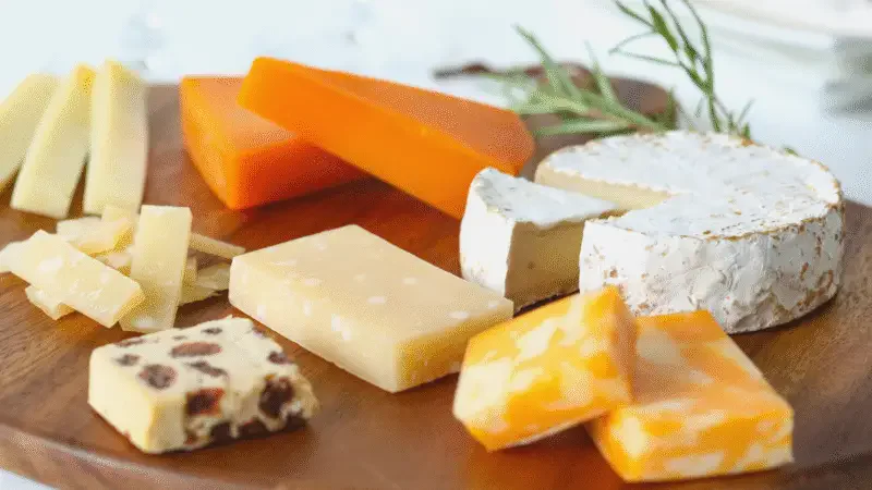 Diabéticos podem comer queijo? Conheça 6 opções seguras!