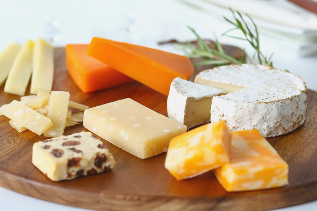 Diabéticos podem comer queijo? Conheça 6 opções seguras!